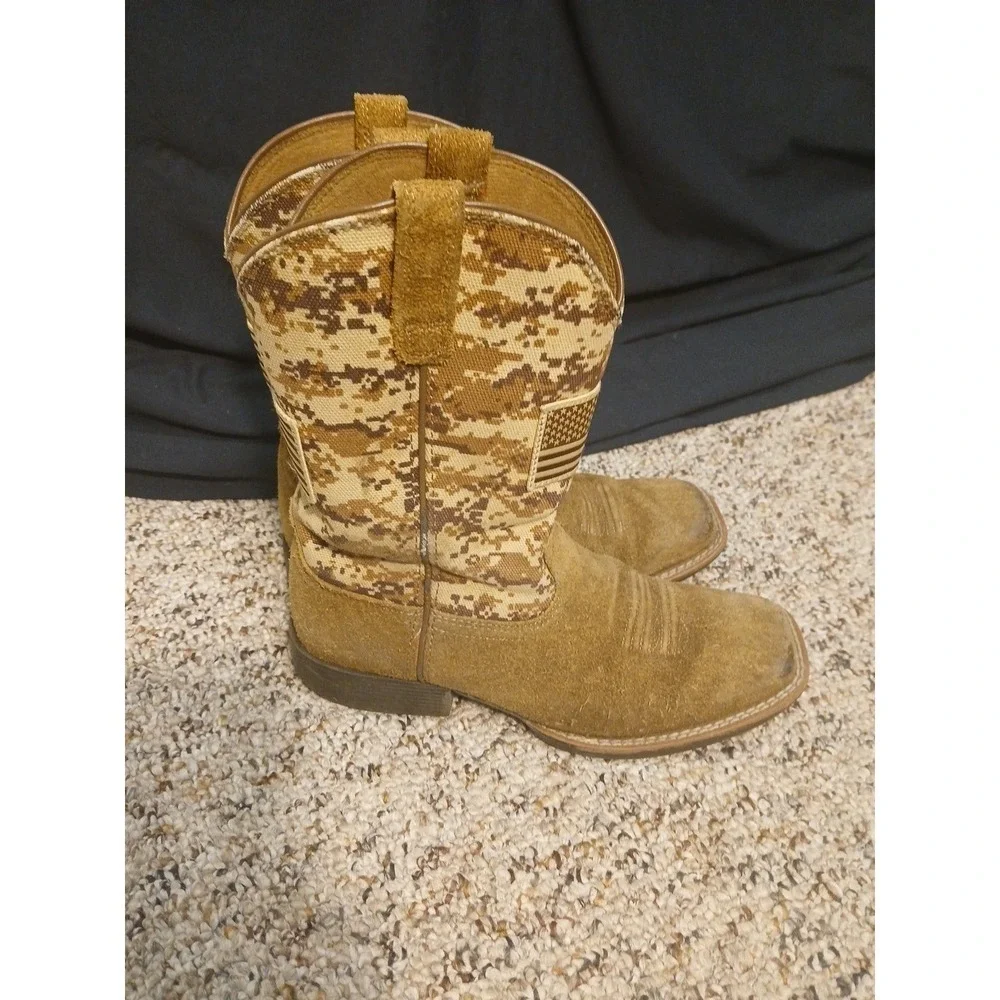 Ariat kid's‎ Boots Size 3.5- Patriot Western/Sand Camo Print